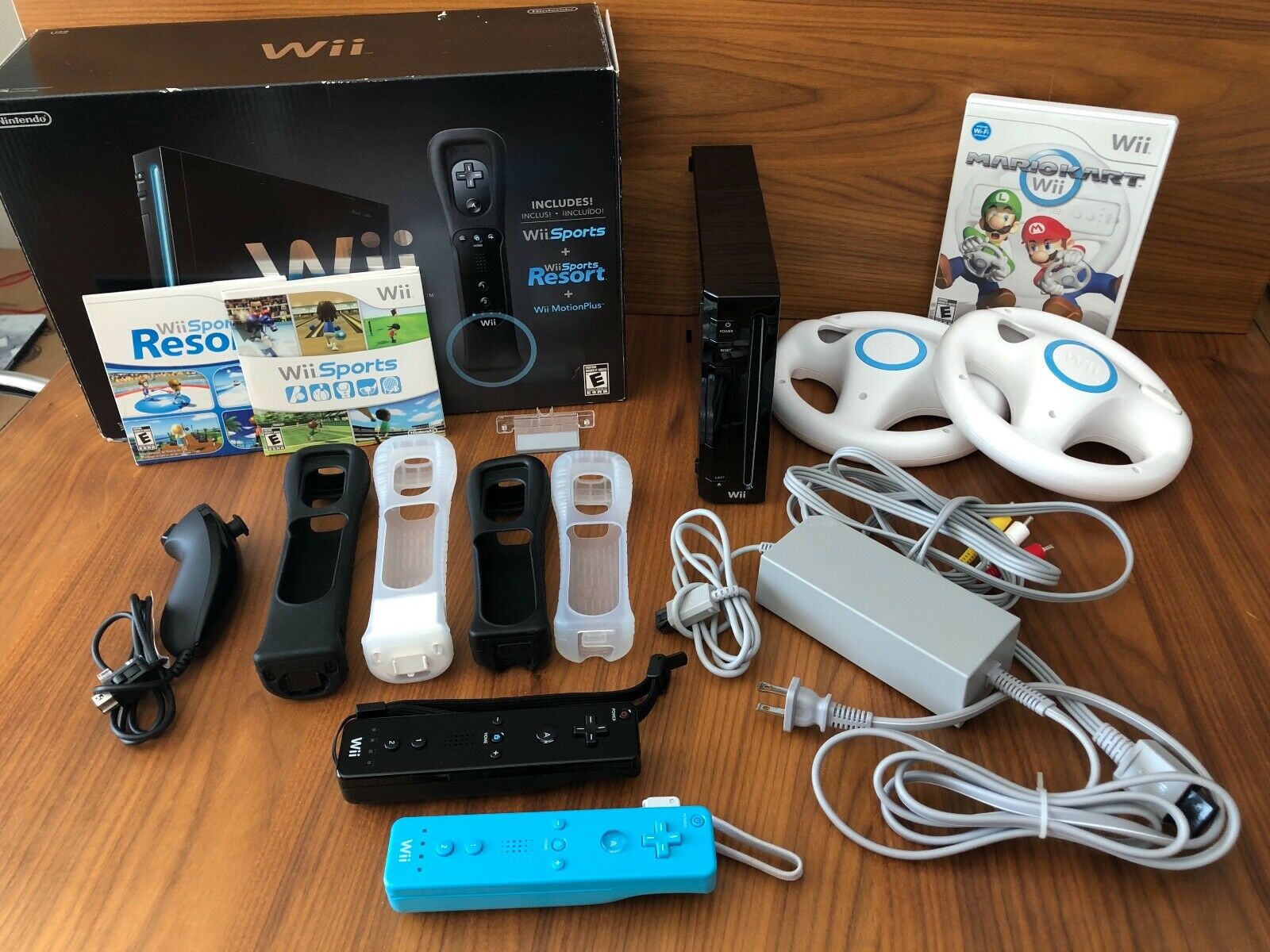 NINTENDO Wii Console BundleMarioKart/Sports/Resort GamesControllers