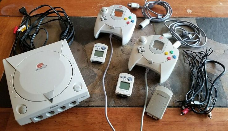 SEGA DREAMCAST CONSOLE WITH 2 CONTROLLERS 2 VMUS 1 VIBE TESTED WORKING
