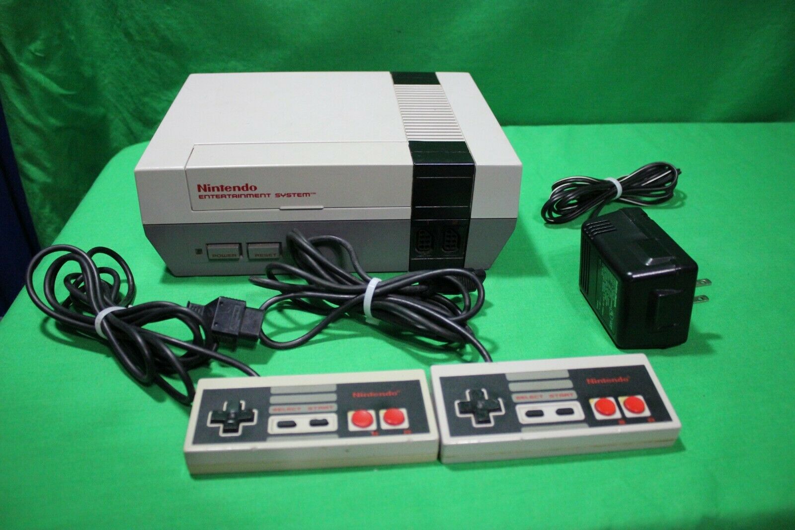 Normal Nintendo Traditional Version NES + Controller & some Cables ...