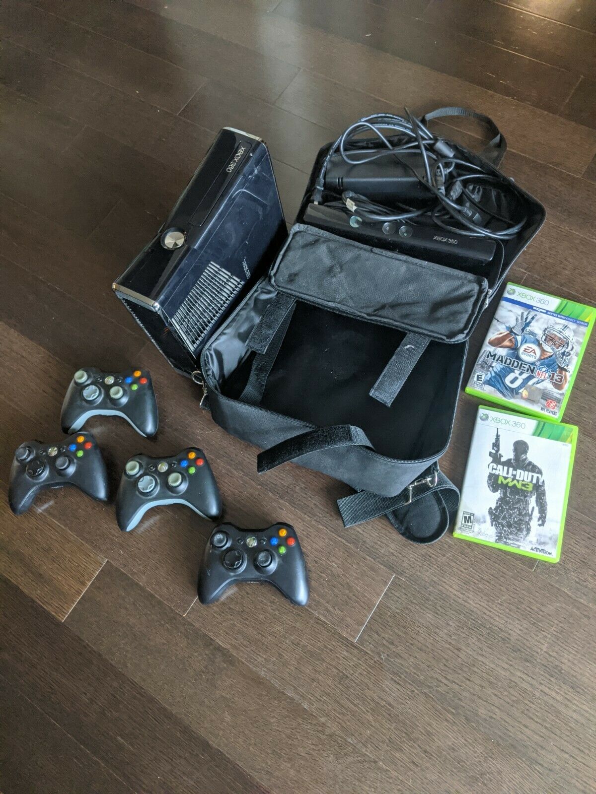 Xbox 360 250gb + Kinect + 4 controllers + 3 games + carrying case