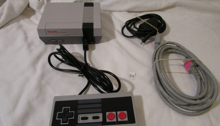 Nintendo CLV-001 NES Traditional Mini Edition Console