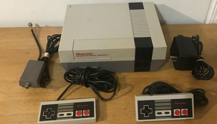 Mountainous Nintendo NES Console Bundle Lot Machine + 2 Controllers + 18 Video games