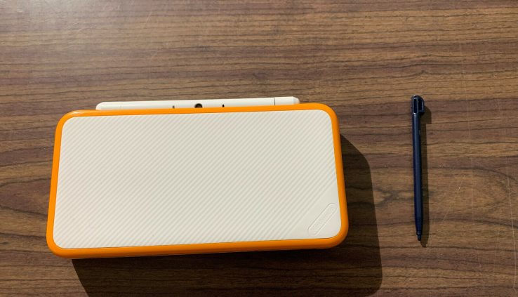 Nintendo 2DS XL Orange / White Handheld Plot — Has some establish on — Read