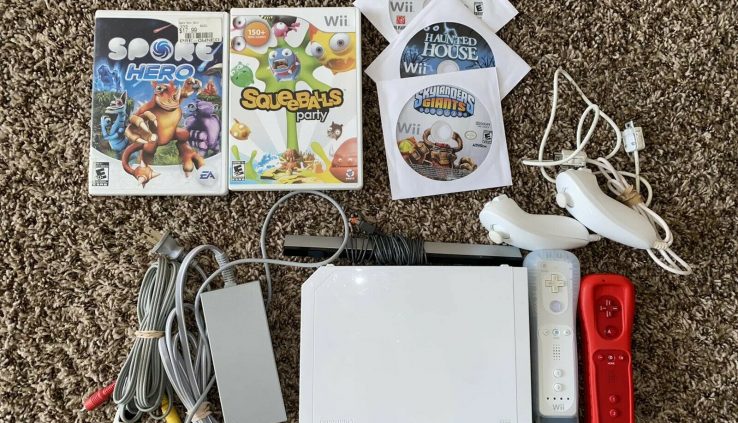 Nintendo Wii Console Intention Bundle 2 Controllers/ 2 Steering + 5 Video games #29