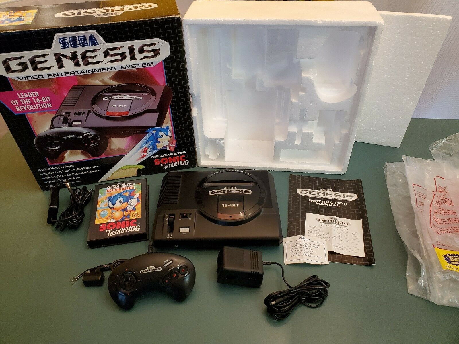 Sega Genesis 16 Bit Console Mannequin 1& Sonic TESTED!! SUPER CLEAN ...