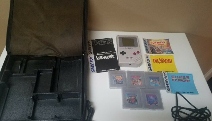 Gameboy 1st gen with 5 video games and case