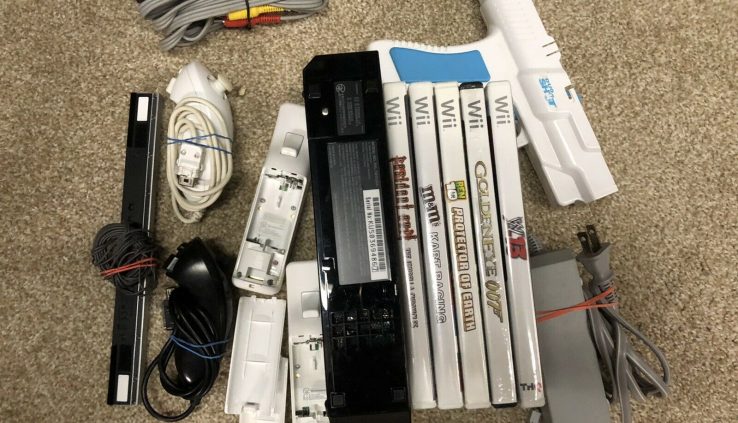 Nintendo Wii Dim Console Bundle. 5 Games. 2 Remotes & Nunchuks. Free Transport