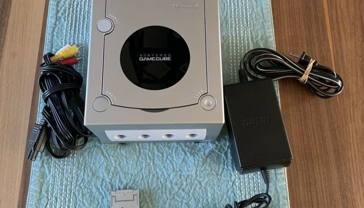 Nintendo GameCube silver console bundle. With Reminiscence Card