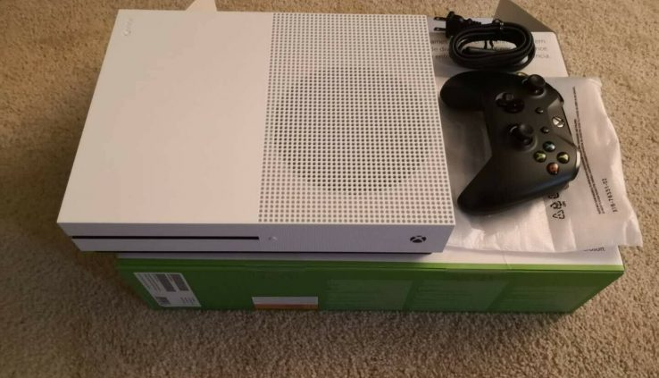 X BOX ONE S CONSOLE WITH 1 (NEW) CONTROLLER AND CORDS Mannequin #1681 XBOX White