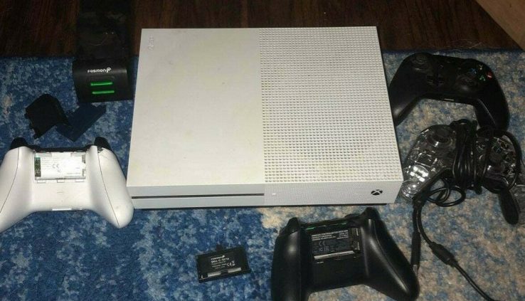 Microsoft Xbox One S 1TB Console 4 Controllers Charging Dock & More! Mannequin 1681