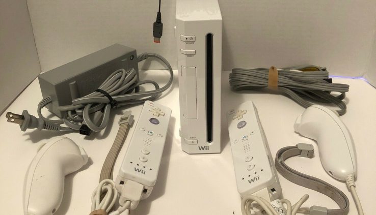 Nintendo Wii White Console Bundle RVL-001 USA 2 Controllers 2 Nunchuks Tested