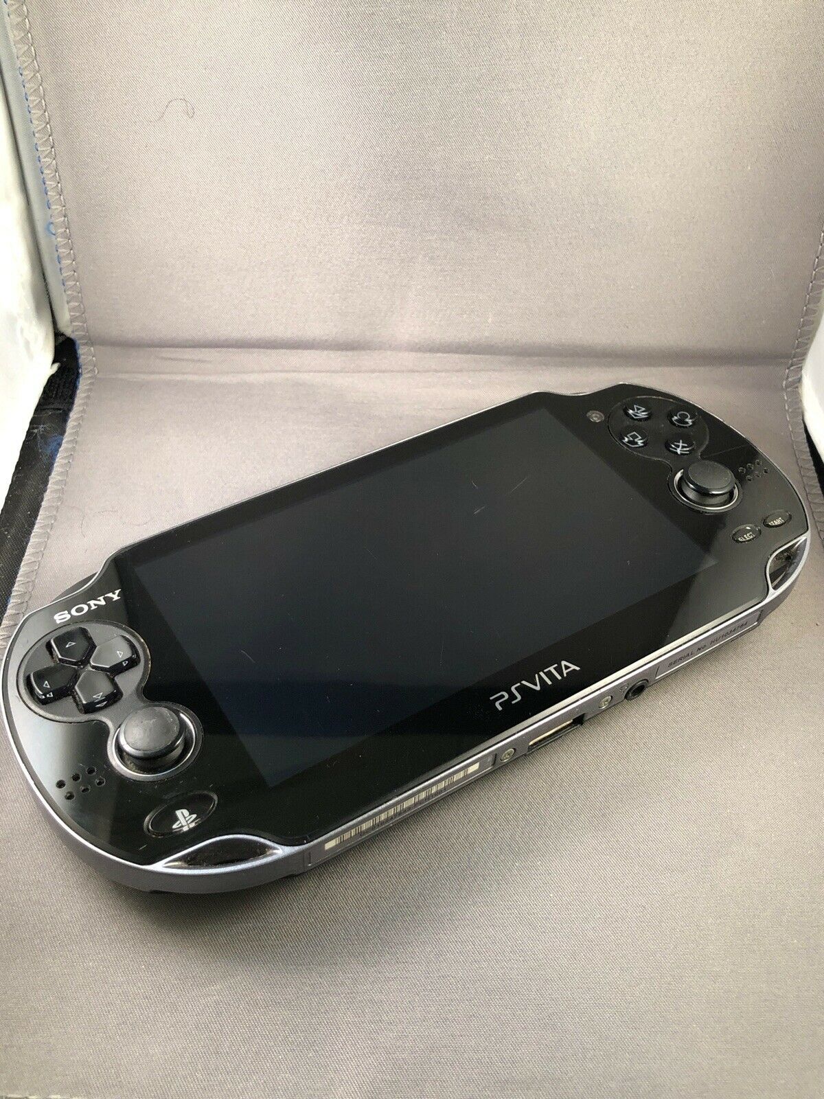 SONY PS VITA PCH1001 Console w/ Charger 8 GB Memory Card.