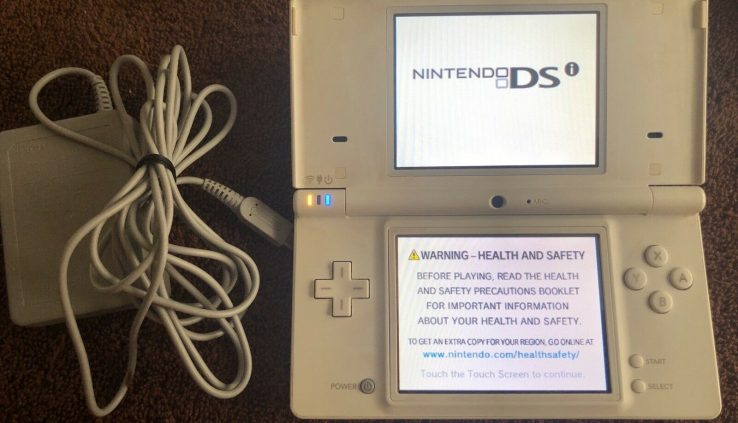 NINTENDO DSi GAME CONSOLE WITH CHARGER AND STYLUS – WHITE – EXCELLENT CONDITION