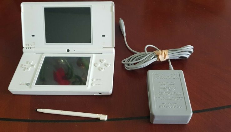 Nintendo DSi White. Very perfect Condition!