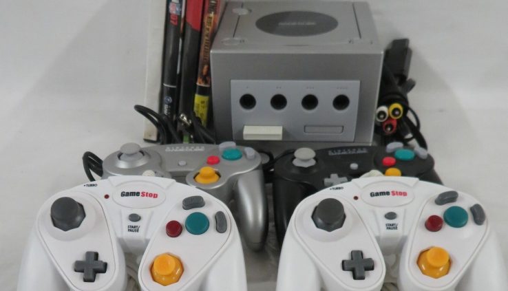 Nintendo GameCube Bundle 4 Video games 4 Controllers