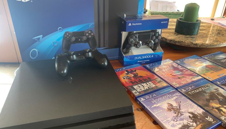 PS4 Expert 1TB (4K) + 2 Controllers + 14 Games