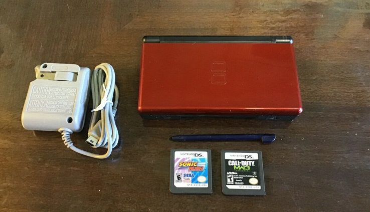 Nintendo DS Lite Handheld machine with 2 Games and charger tested works.