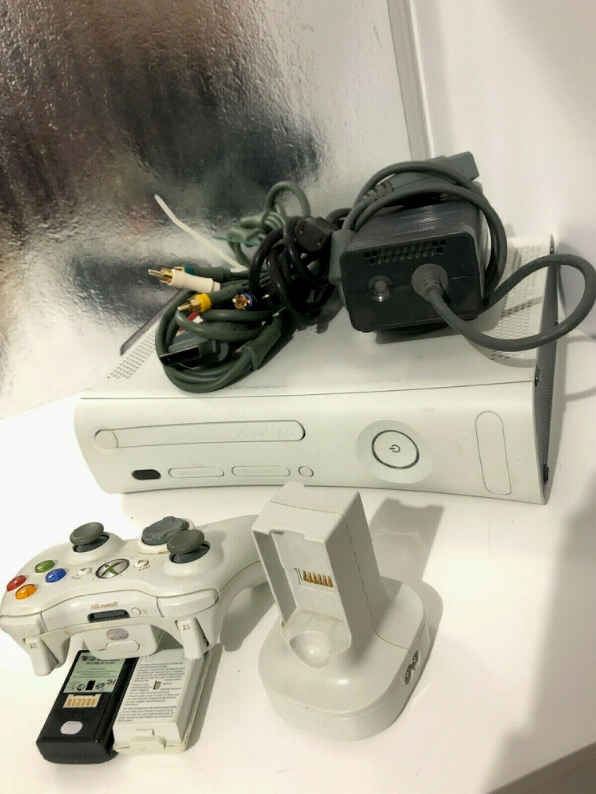 XBOX 360 ORIGINAL + 1 Controller with 3 batteries + Charger