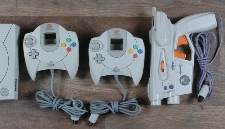 Sega Dreamcast Bundle  2 controllers, 1 Memory card, 1 Mic, Starfire Gun, 2 VMU