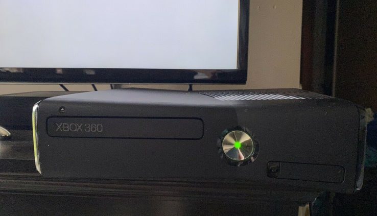 Xbox 360 1439 Console & Games With Controller
