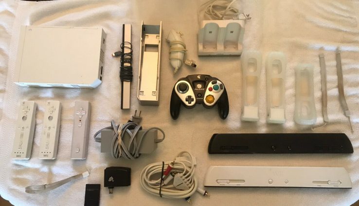 Nintendo Wii White Console RVL-001 Bundle With 8 Video games, Sensor Bars, Etc