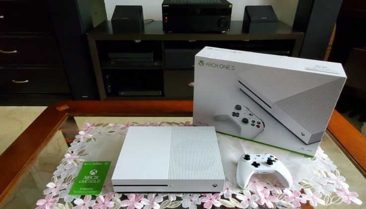 XBOX One S 1TB Console, White Mint Condition with 2 Novel Games and Xbox Stay Gold