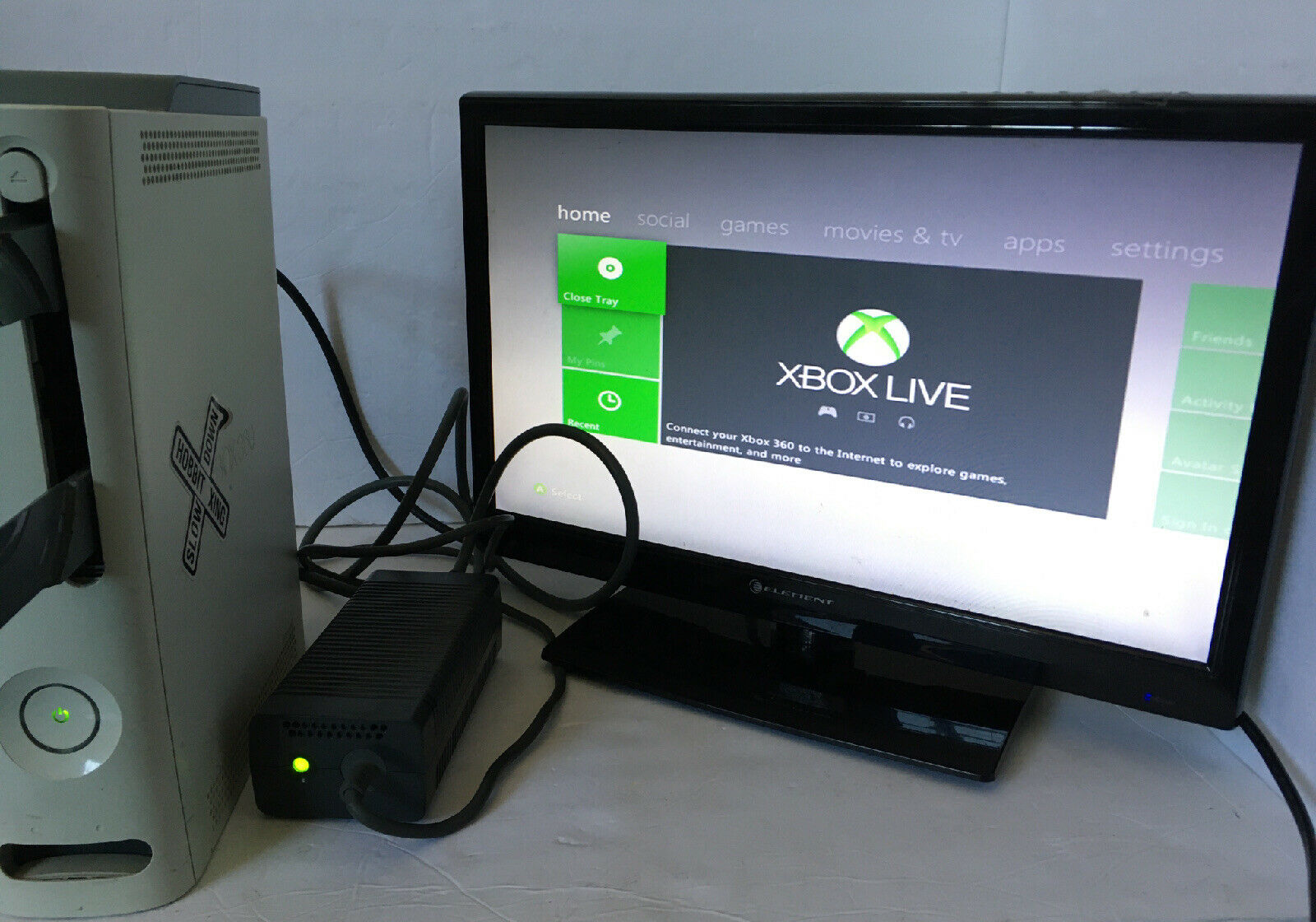 Microsoft Xbox 360 White Gaming Console With 20GB HDD W/ Energy Present ...