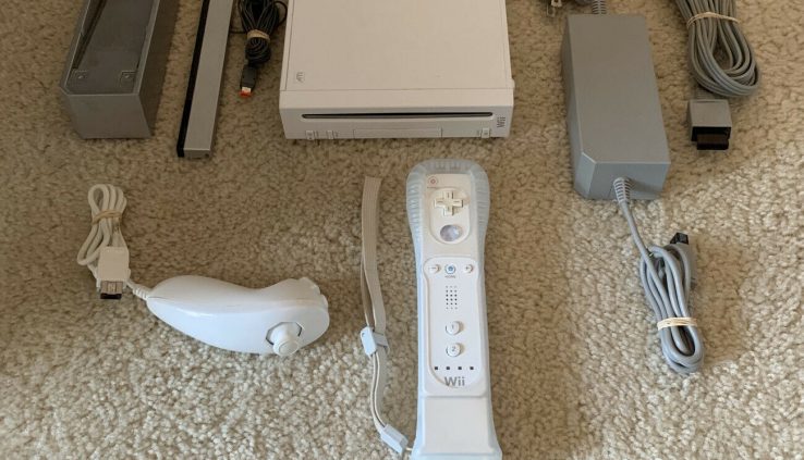 Nintendo Wii White RVL-001 Console With Circulate Plus Distant (GameCube Compatible)