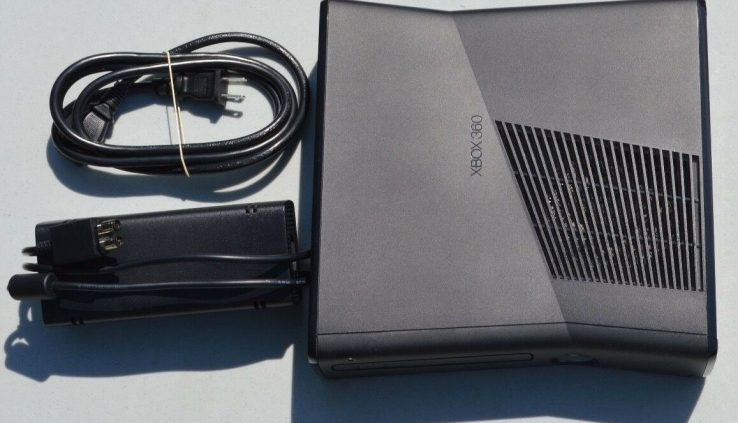 MICROSOFT XBOX 360 S 4GB SYSTEM CONSOLE Inbuilt WiFi+CONTROLLER+COD: BLACK OPS