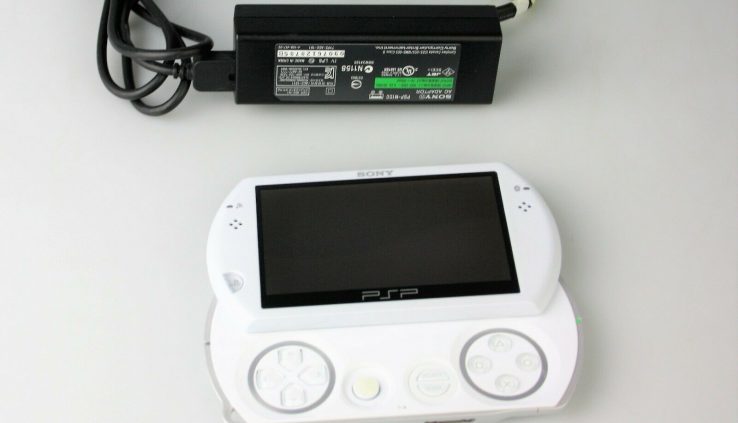 Sony PSP Skedaddle White PlayStation Transportable 16GB Charger PSP-N1001 Very objective correct