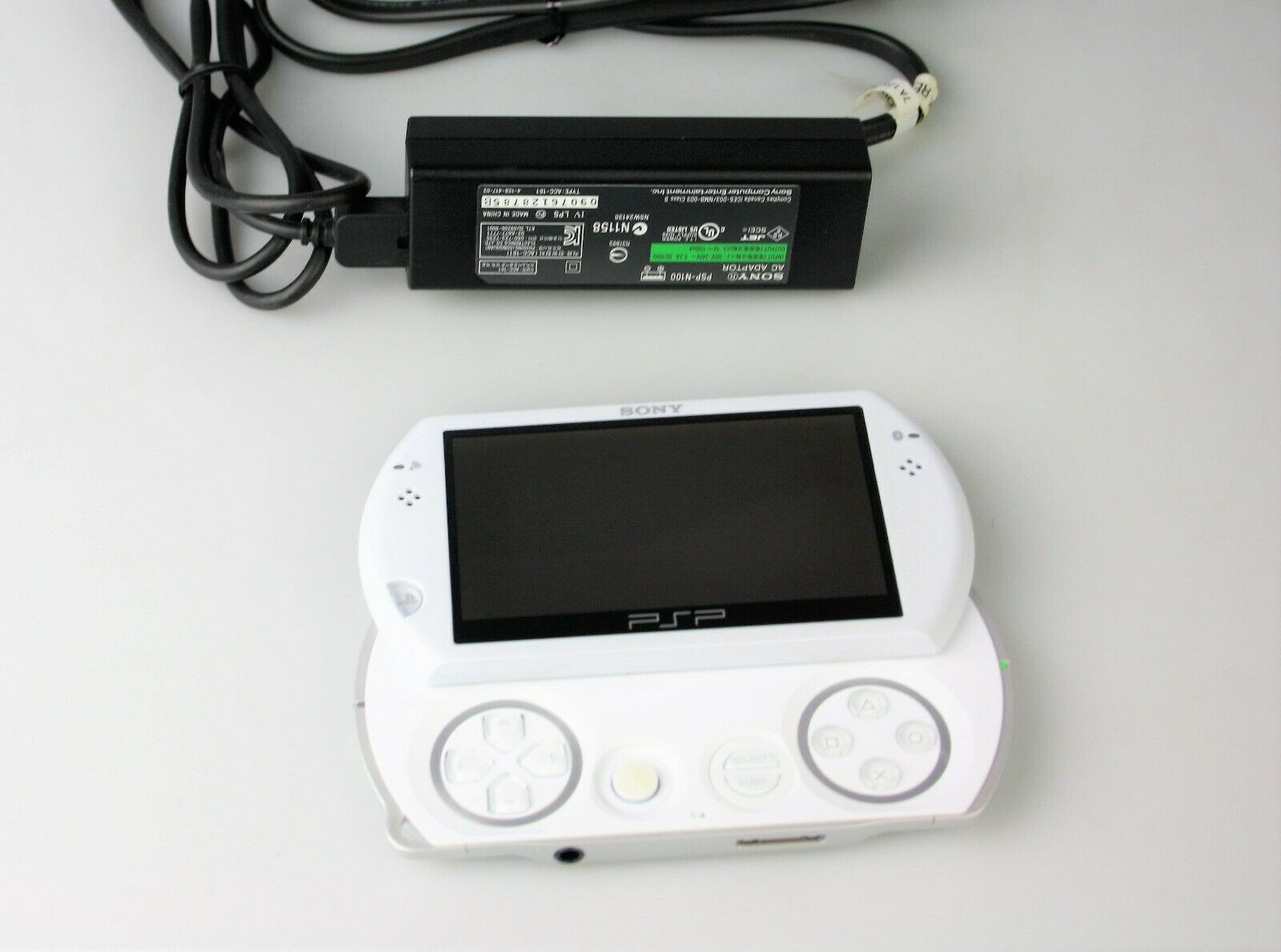 Sony PSP Skedaddle White PlayStation Transportable 16GB Charger PSP