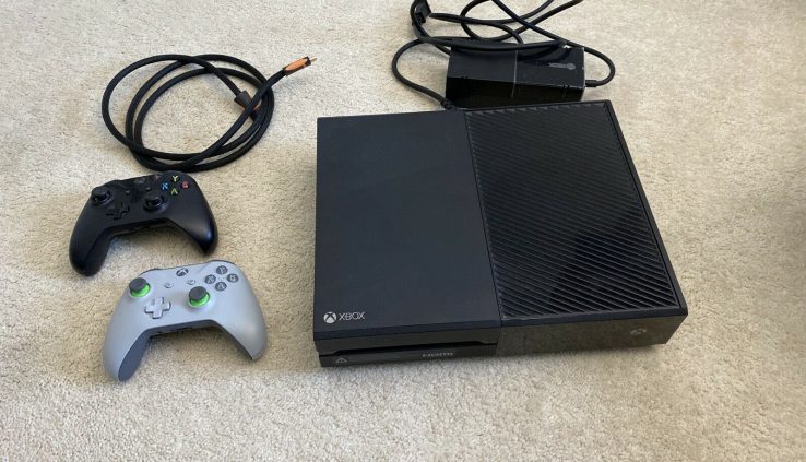 Microsoft Xbox One Initiate Model 500GB Console – Gloomy 2 controllers