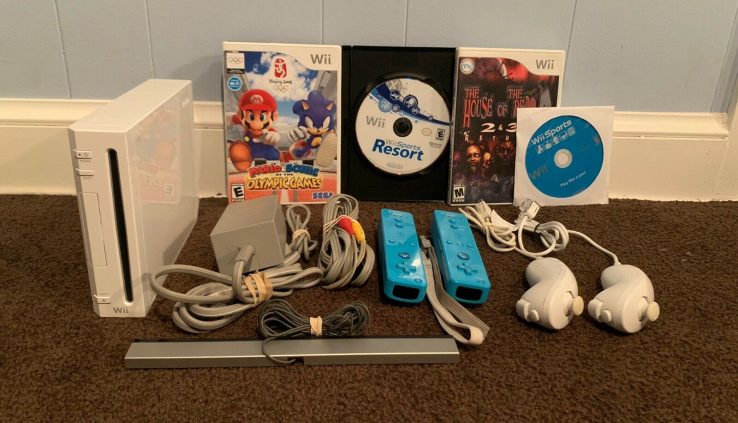 Nintendo Wii CONSOLE BUNDLE 2 Blue Controllers, 2 Nunchucks and 4 Games TESTED!!