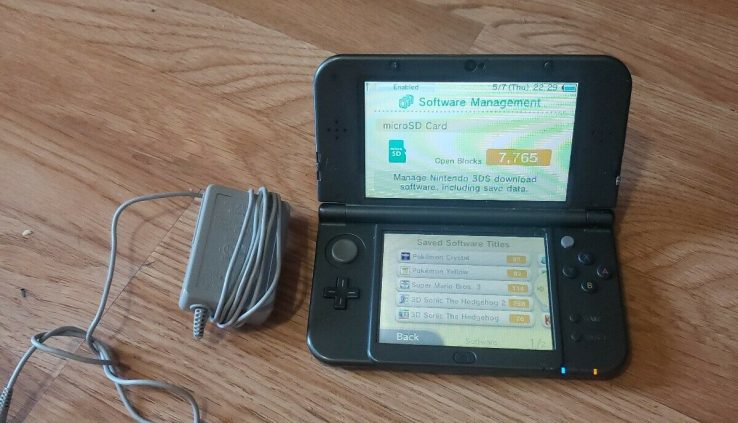 Nintendo Quiet 3DS XL Handheld Plot – Black W/ AC CORD WORKS BAD COSMETICS