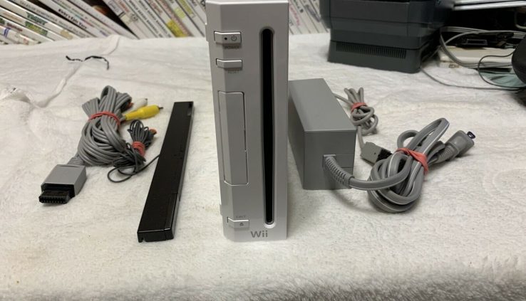 Nintendo Wii White Console With Cords & Sensor Bar RVL-001 GameCube Esteem minded