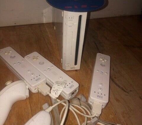 Nintendo Wii Console  (USA) Console Bundle w/ 3 Video games 3 Controllers