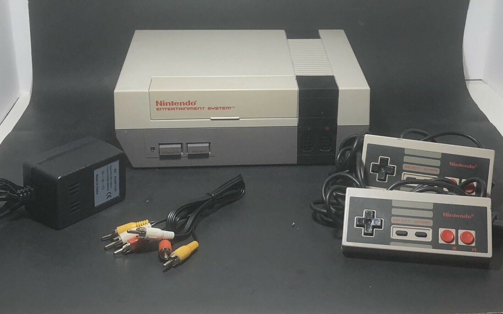 Nintendo NES001 Video Game Console W/ 2 Oem Controllers Hookups Tested