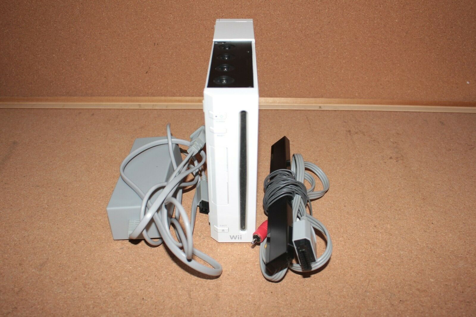 Nintendo Wii White Console RVL001 w/ All Cords on 