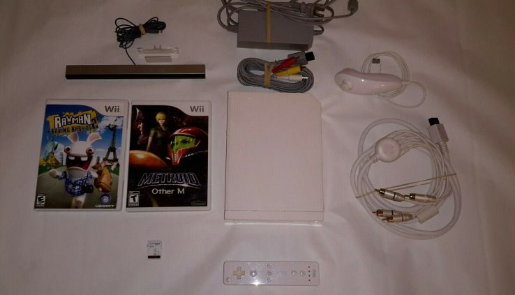 NINTENDO Wii White Console Bundle RVL-001 w/ 2 video games controller and cables