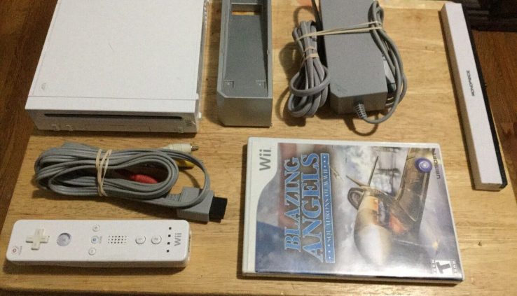 Nintendo Wii White Game Console Bundle W (1) Wii Game ~GameCube Like minded~