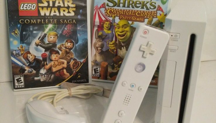 Nintendo Wii Console White W/ Wires, Sensor, 2 video games controller Examined GameCube