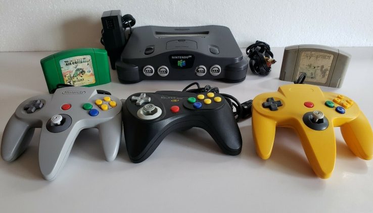 Nintendo 64 Console  3 controls 2 video games*be taught the significant facets in description*