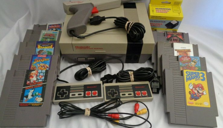 Nintendo Entertainment Scheme Action Hiss Console NES Zapper and 10 Video games!!