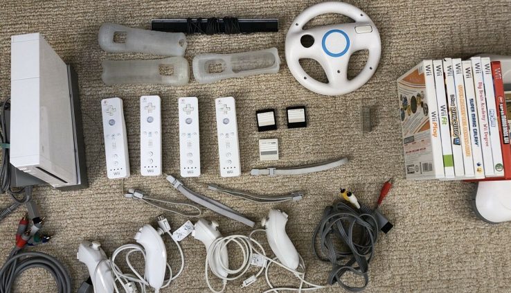 Nintendo Wii Console RVL-001 w/ 4 controllers and 8 video games incl Neat Mario Bros.