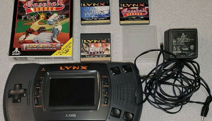 Classic Atari Lynx console, 4 Games,charger. Improbable condition.1 MIB cartridge